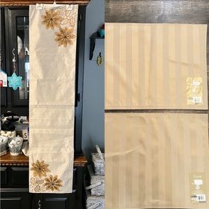 Lot of‎ 2 Placemats and 1 Table Runner